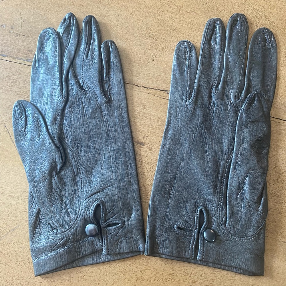 Vintage short grey leather gloves